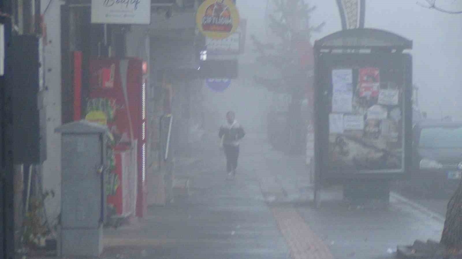 Kars’ta yoğun sis: Göz gözü görmedi, görüş mesafesi 3 metreye düştü
