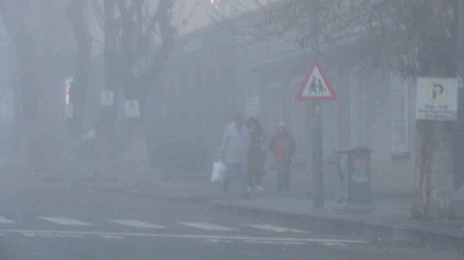 Kars’ta yoğun sis: Göz gözü görmedi, görüş mesafesi 3 metreye düştü
