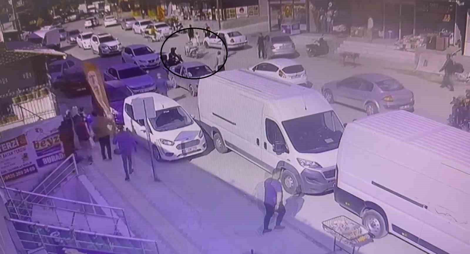 Şov uğruna canını hiçe sayan motosikletli, kaza yapınca arkasına bakmadan kaçtı o anlar kamerada
