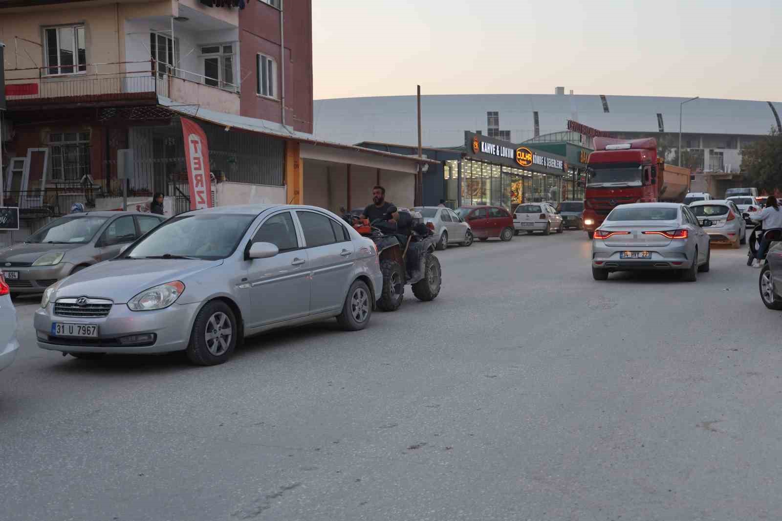 Şov uğruna canını hiçe sayan motosikletli, kaza yapınca arkasına bakmadan kaçtı o anlar kamerada
