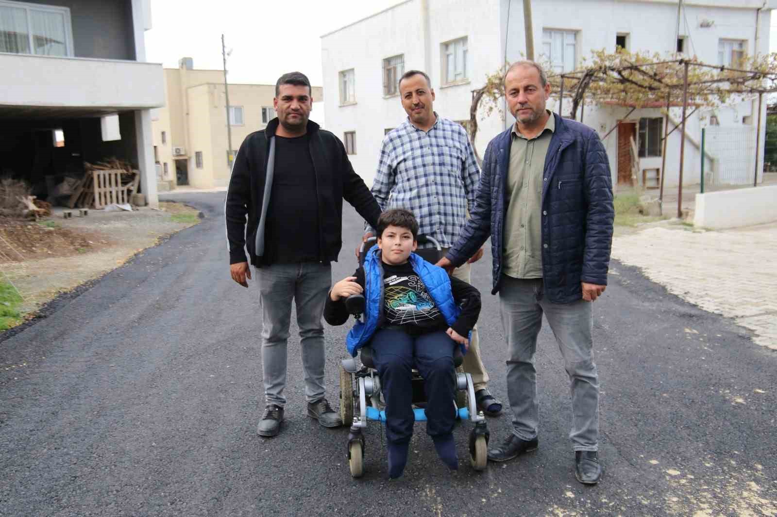 Yürek ısıtan çalışma; engelli aracıyla okula tek başına gitmek isteyen Mehmet’in okul yolu asfaltlandı
