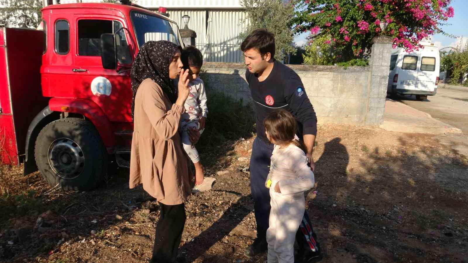 Evin kapı kilidi arızalandı, evde mahsur 2 çocuğu itfaiye kurtardı
