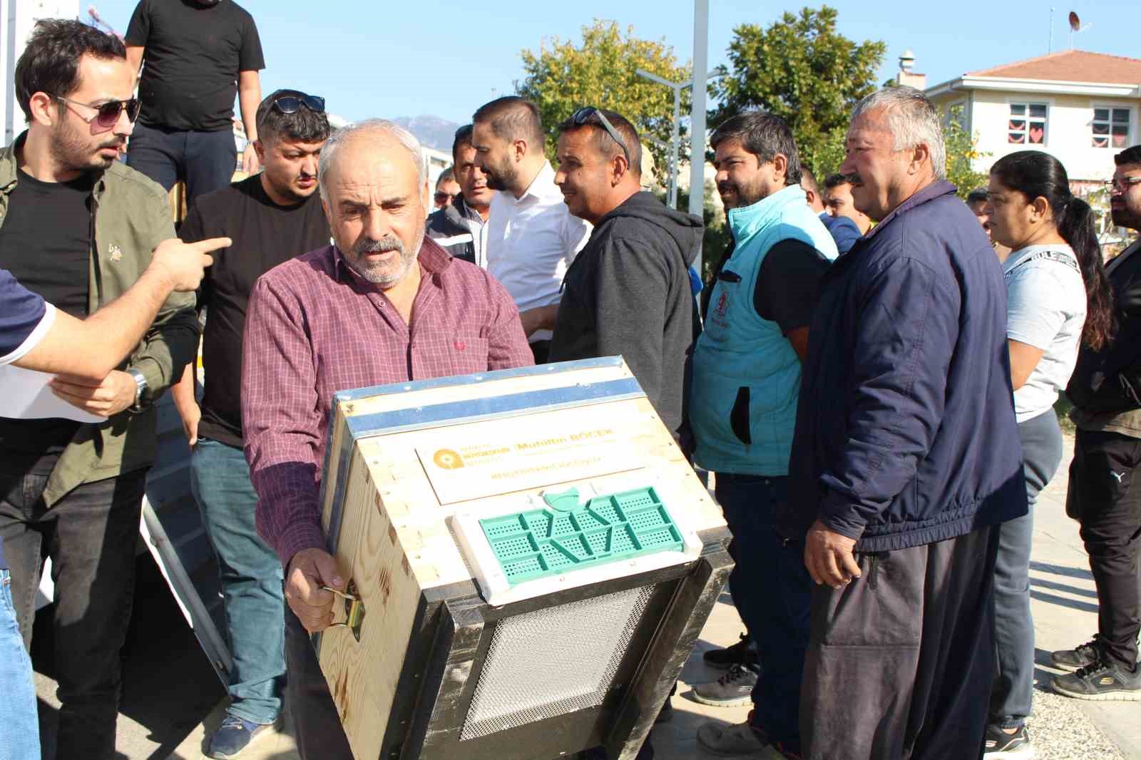 Büyükşehir’den Gazipaşalı arıcılara kovan desteği
