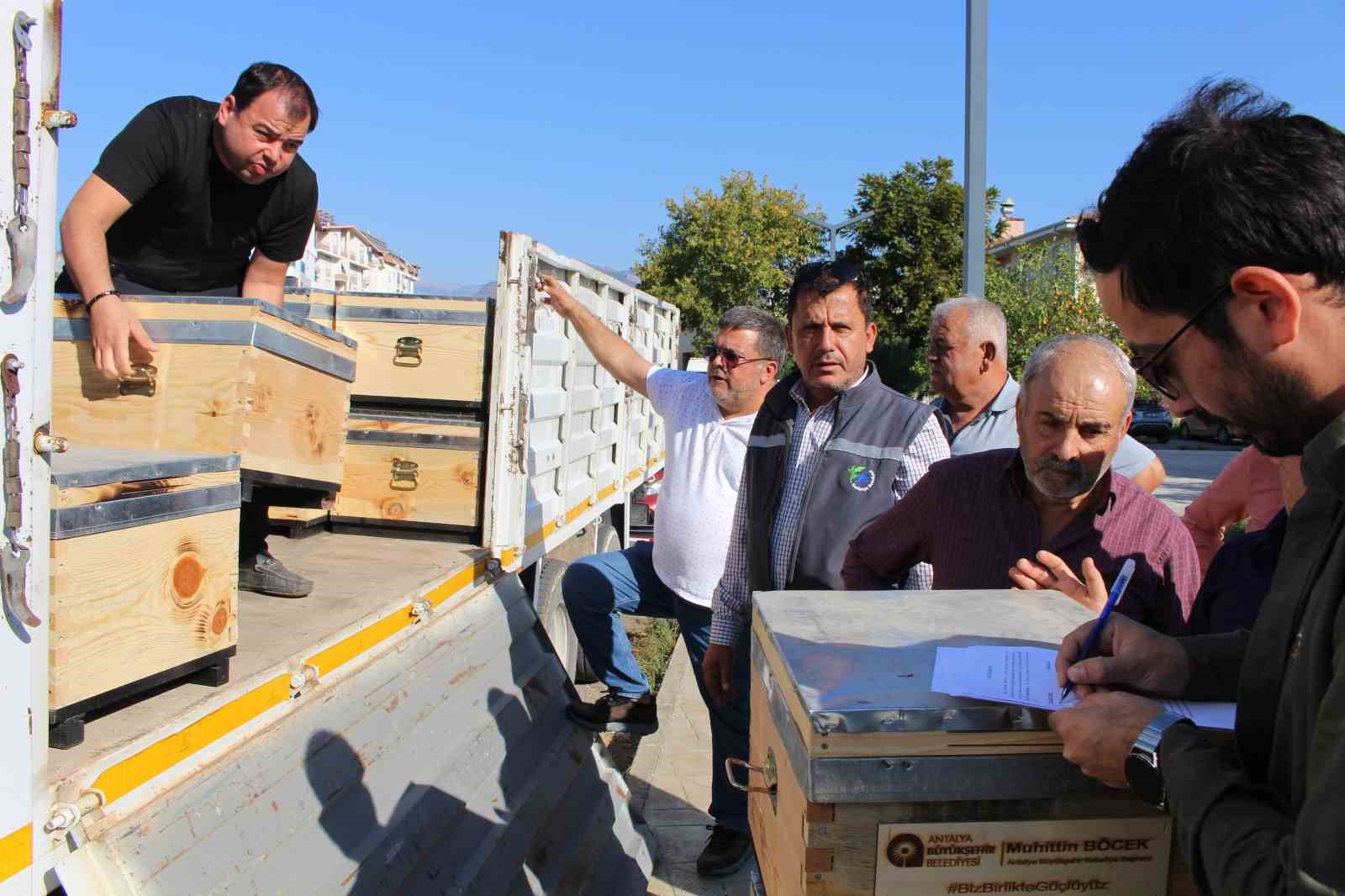 Büyükşehir’den Gazipaşalı arıcılara kovan desteği
