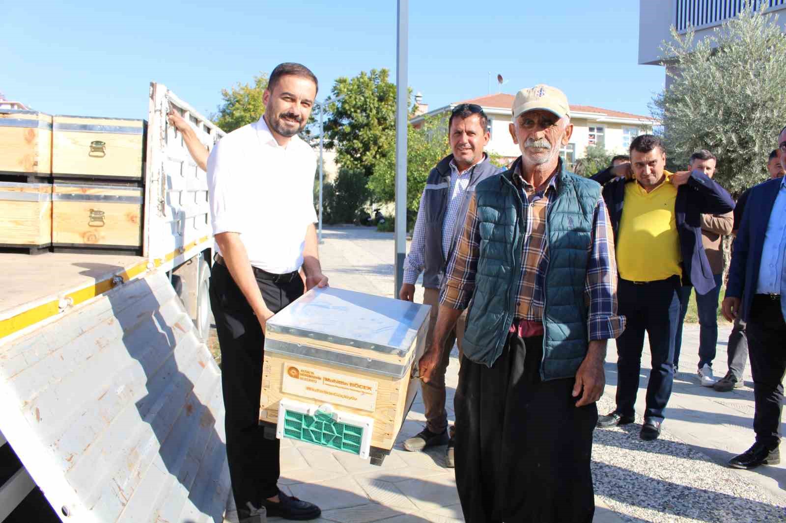 Büyükşehir’den Gazipaşalı arıcılara kovan desteği
