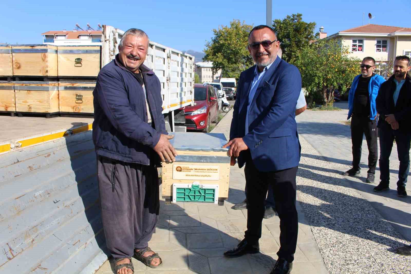 Büyükşehir’den Gazipaşalı arıcılara kovan desteği
