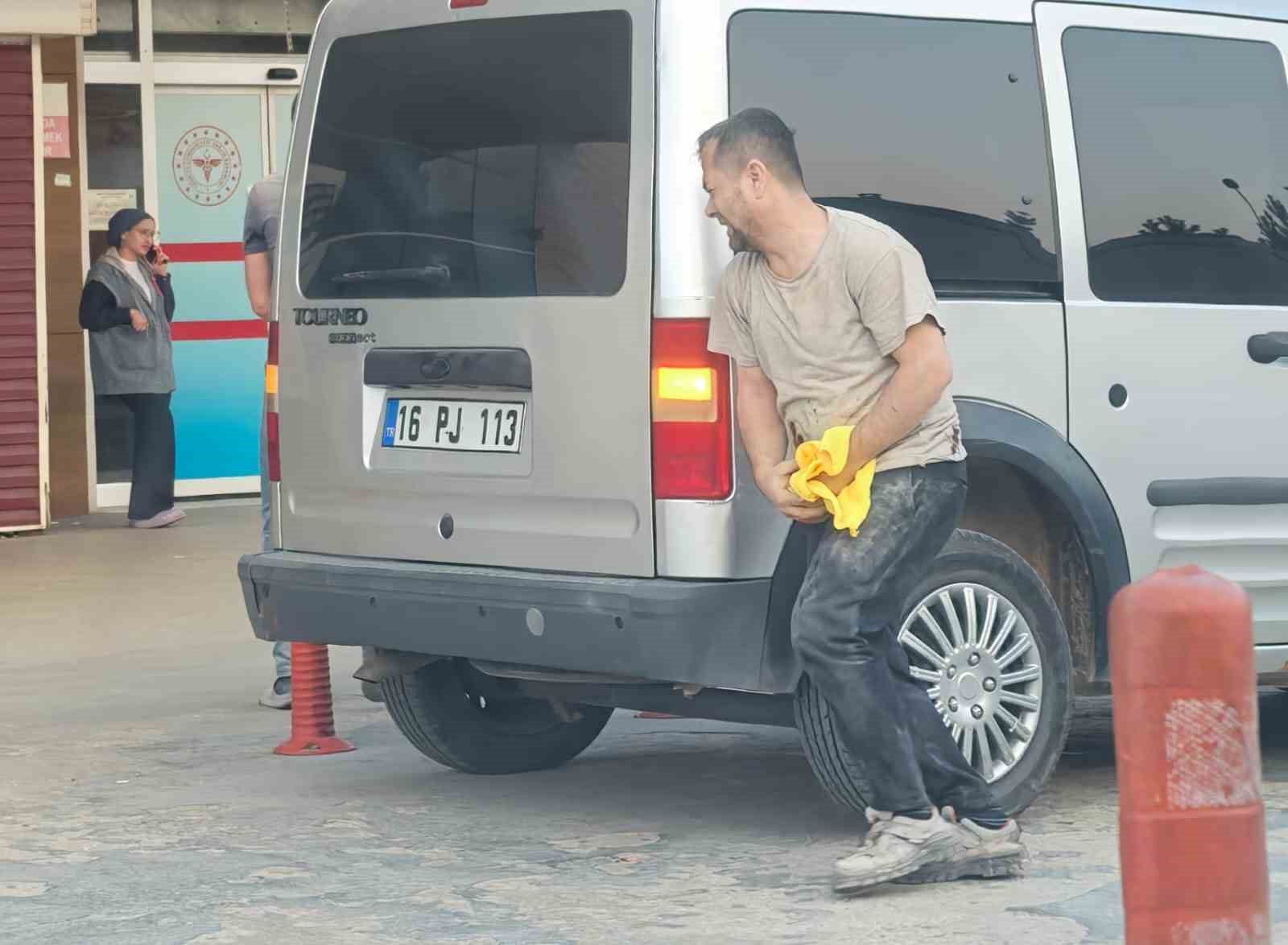 Motorlu testere ile elini kesti
