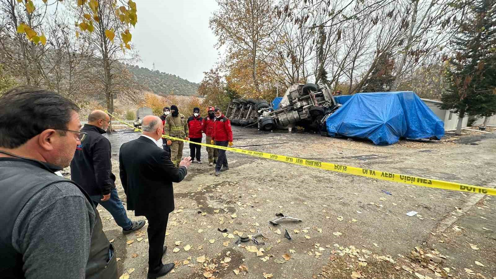 Dursunbey’de asit yüklü tır şantiyeye girdi
