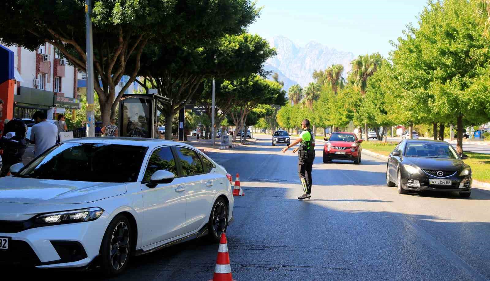 Antalya’da 15 günde 7 bin 746 araç ve sürücüye trafik cezası
