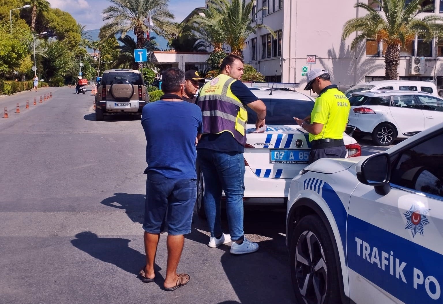 Antalya’da 15 günde 7 bin 746 araç ve sürücüye trafik cezası
