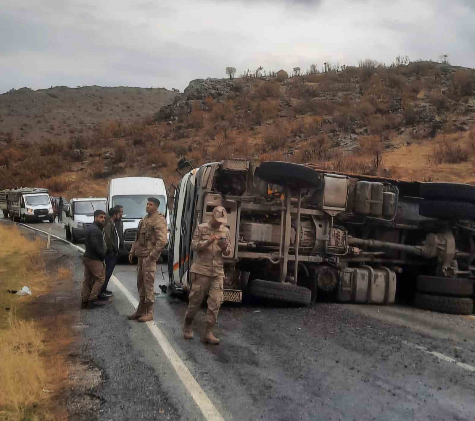 Siirt’te virajı alamayan tır devrildi: 1 yaralı
