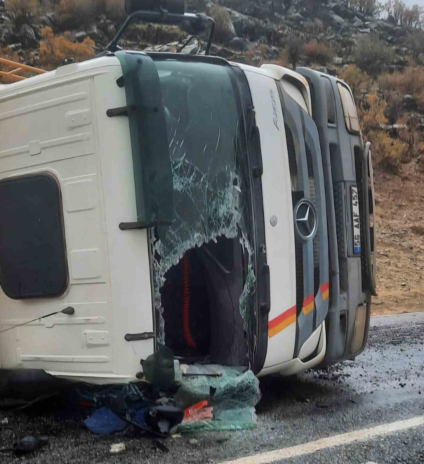 Siirt’te virajı alamayan tır devrildi: 1 yaralı
