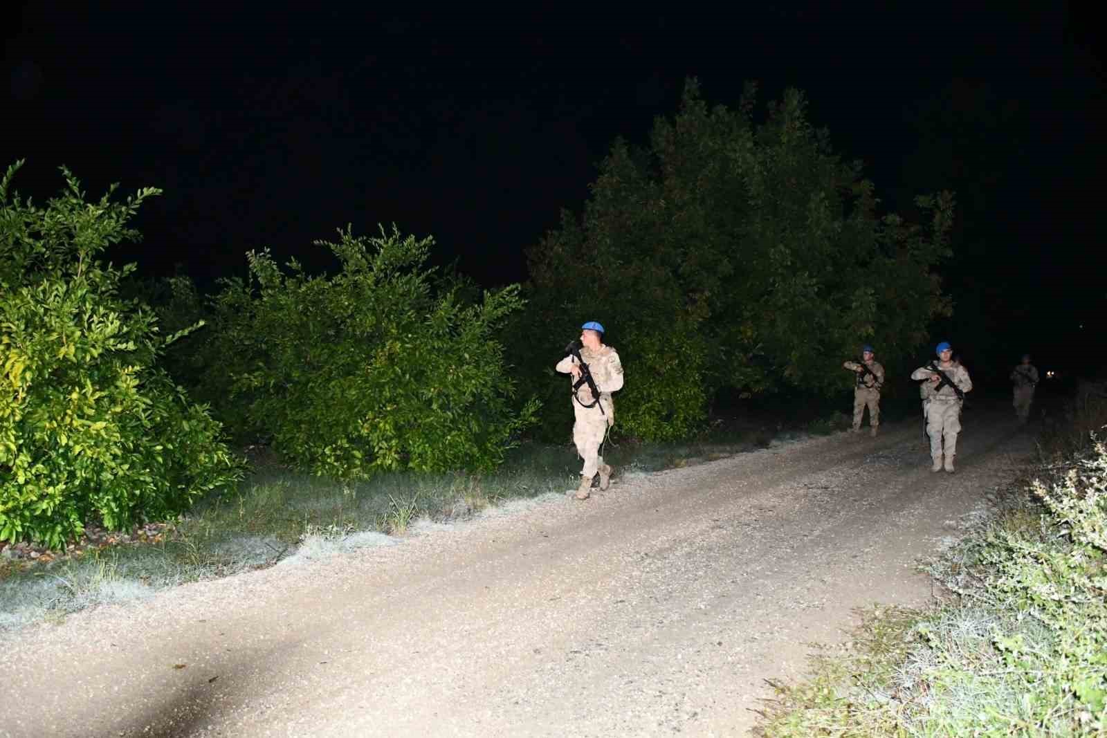 Jandarma, hırsızlara karşı narenciye devriyesinde
