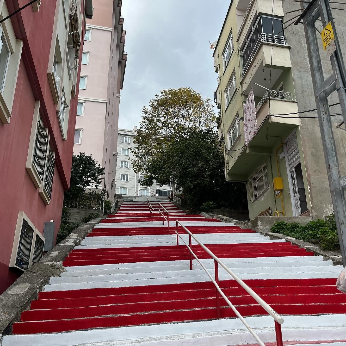 Sporcuların yarışmalara hazırlandığı merdiven kırmızı-beyaza boyandı
