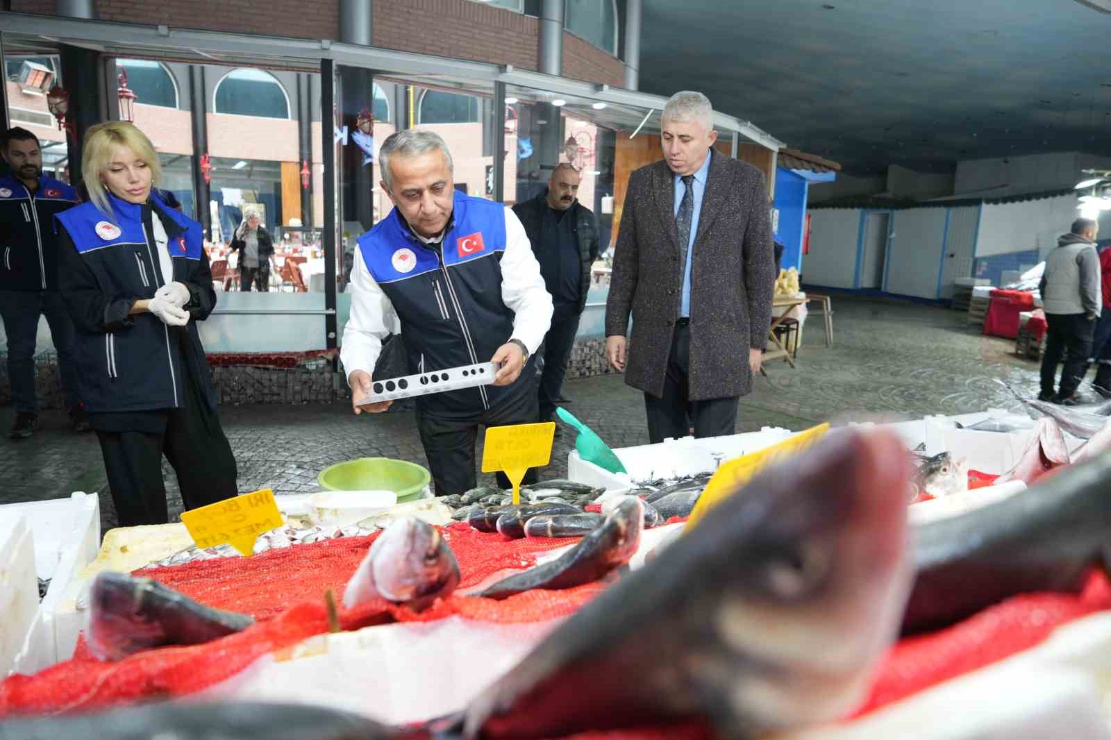 Tezgahlardaki balık boyları mercek altında: 92 işletmeye 2 milyon TL ceza
