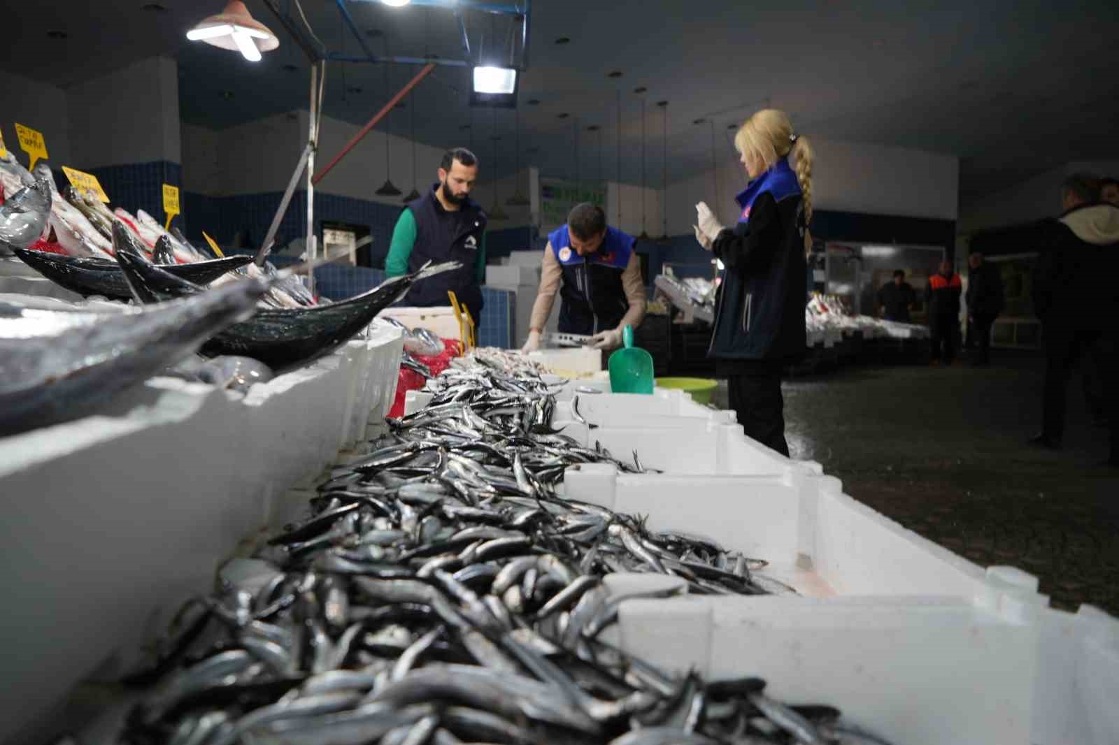 Tezgahlardaki balık boyları mercek altında: 92 işletmeye 2 milyon TL ceza
