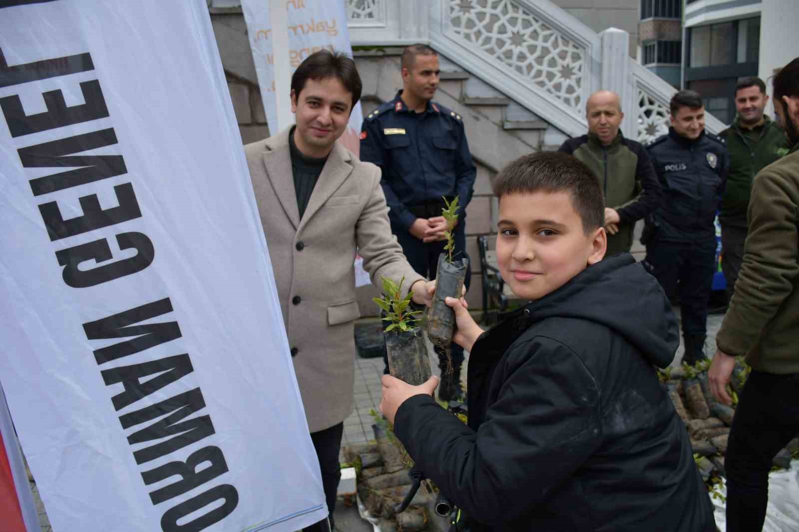 Türkeli’de vatandaşlara ücretsiz fidan dağıtıldı
