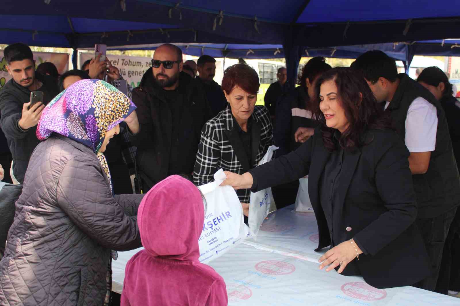 Büyükşehir’in dağıttığı 40 bin ata tohumu fidesi yarım saatte tükendi
