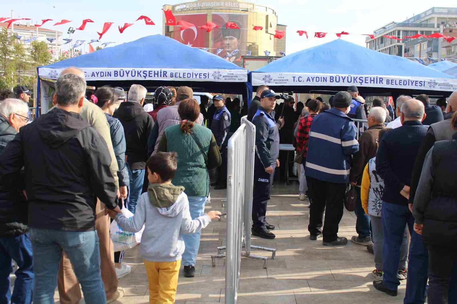 Büyükşehir’in dağıttığı 40 bin ata tohumu fidesi yarım saatte tükendi
