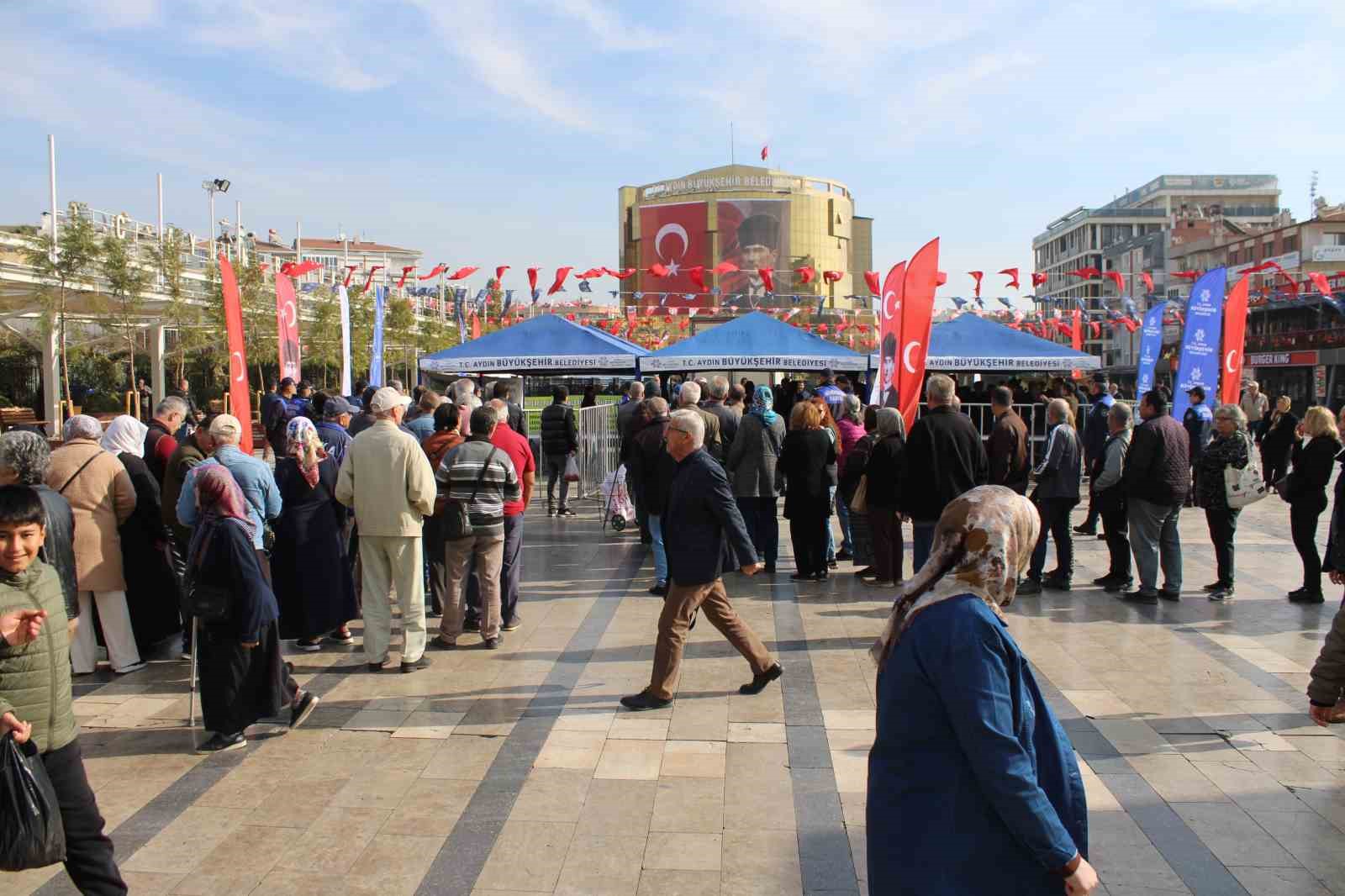 Büyükşehir’in dağıttığı 40 bin ata tohumu fidesi yarım saatte tükendi
