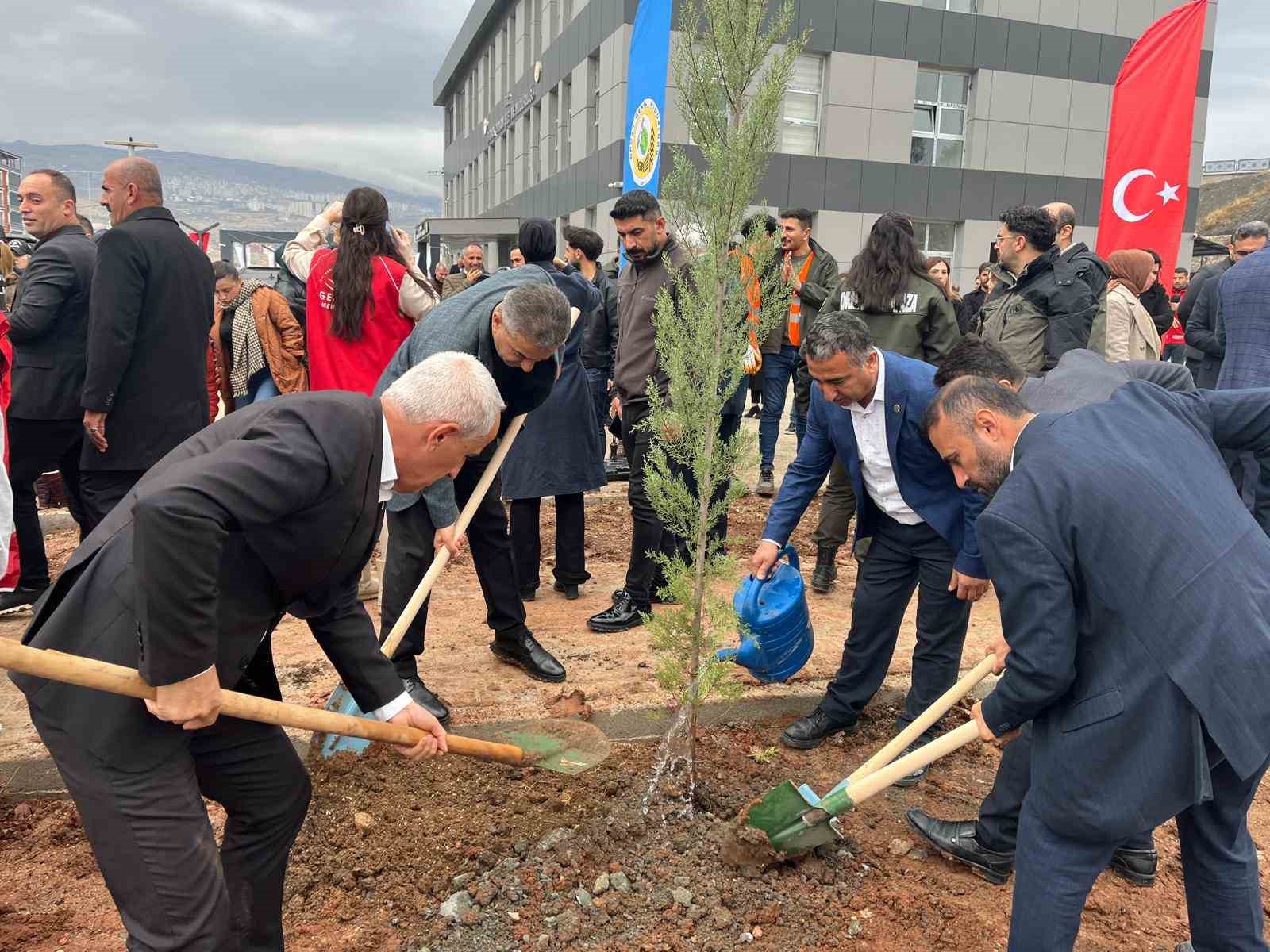 Sağlıkçılar Şırnak’ta 400 fidanı toprakla buluşturdu
