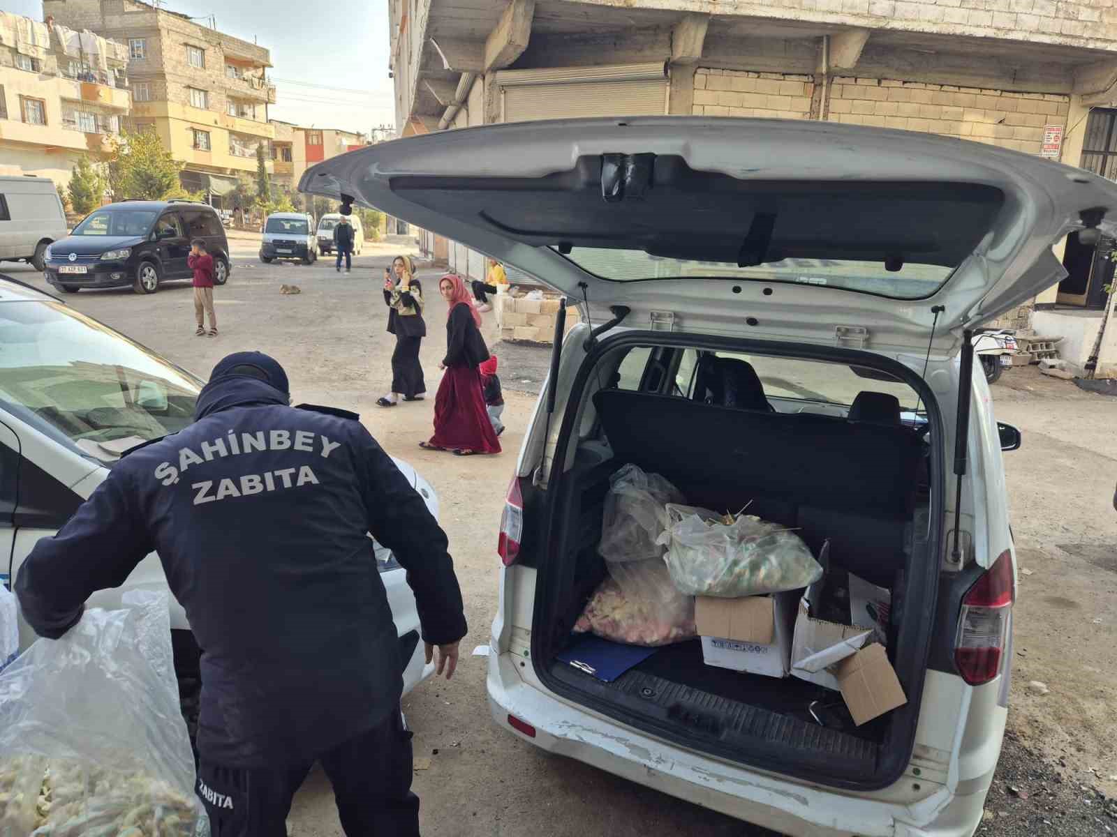 Şahinbey Belediyesi zabıta ekipleri bozuk ürünlere el koydu
