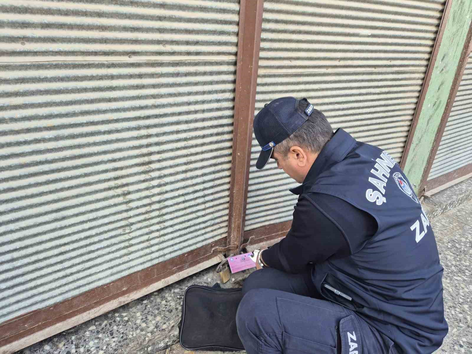 Şahinbey Belediyesi zabıta ekipleri bozuk ürünlere el koydu
