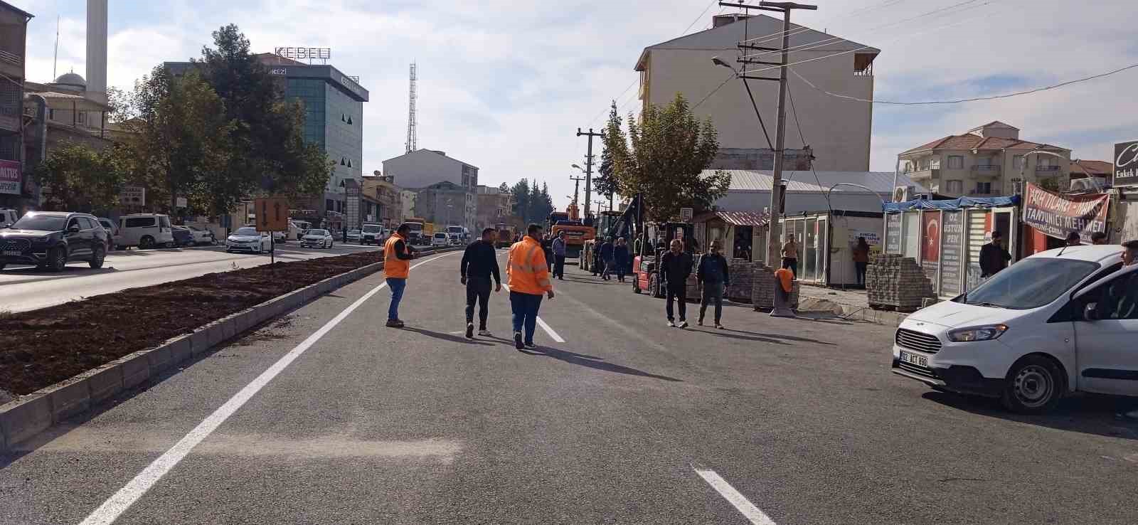 Yapımı tamamlanan karayolunun çizgileri çekiliyor
