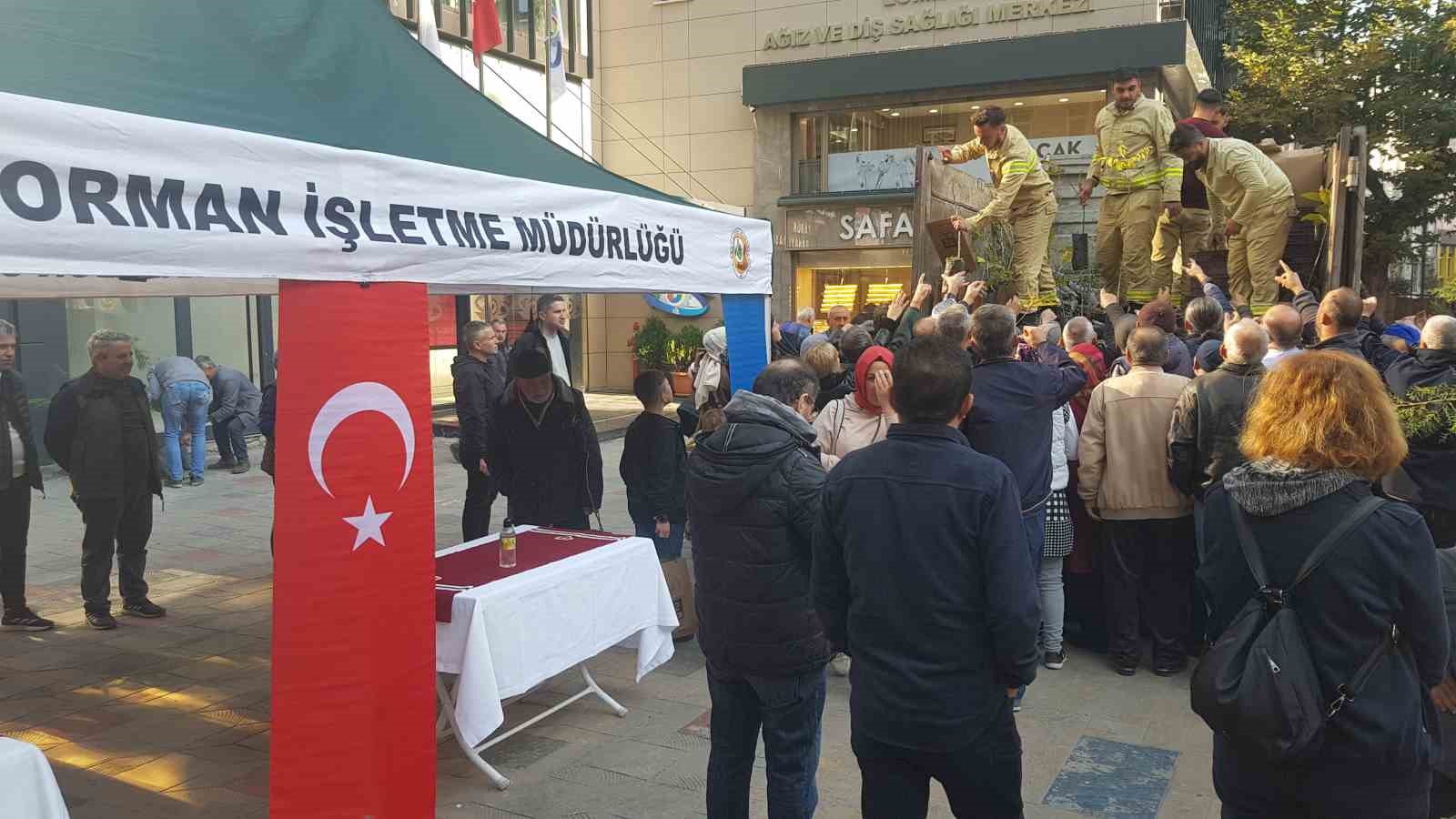 İstedikleri fidanları alabilmek için birbirleriyle yarıştılar
