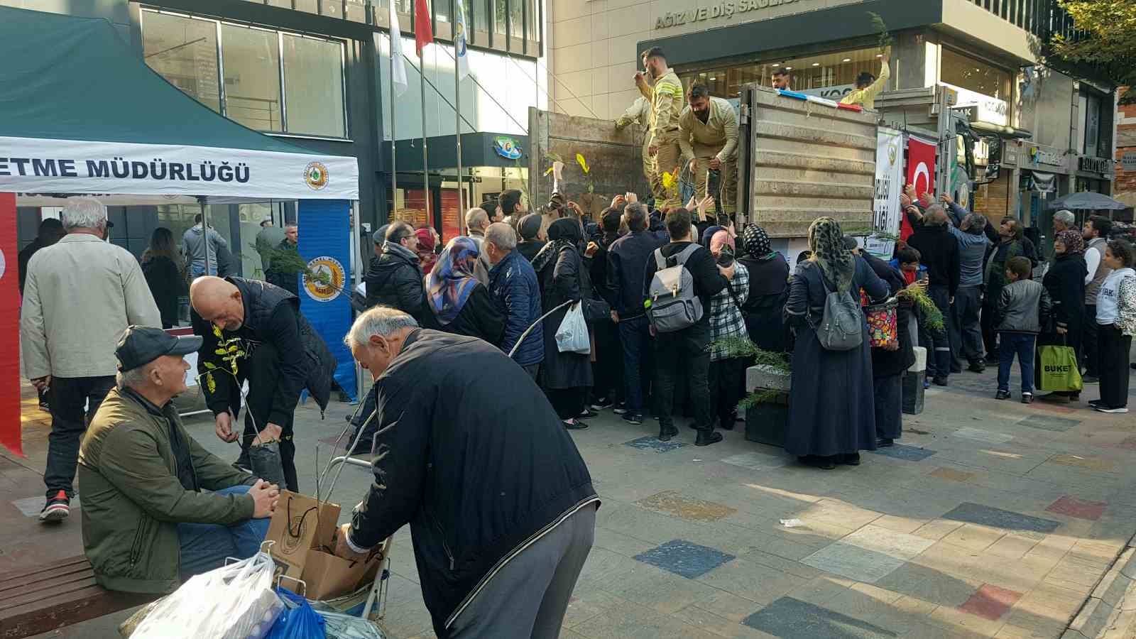 İstedikleri fidanları alabilmek için birbirleriyle yarıştılar
