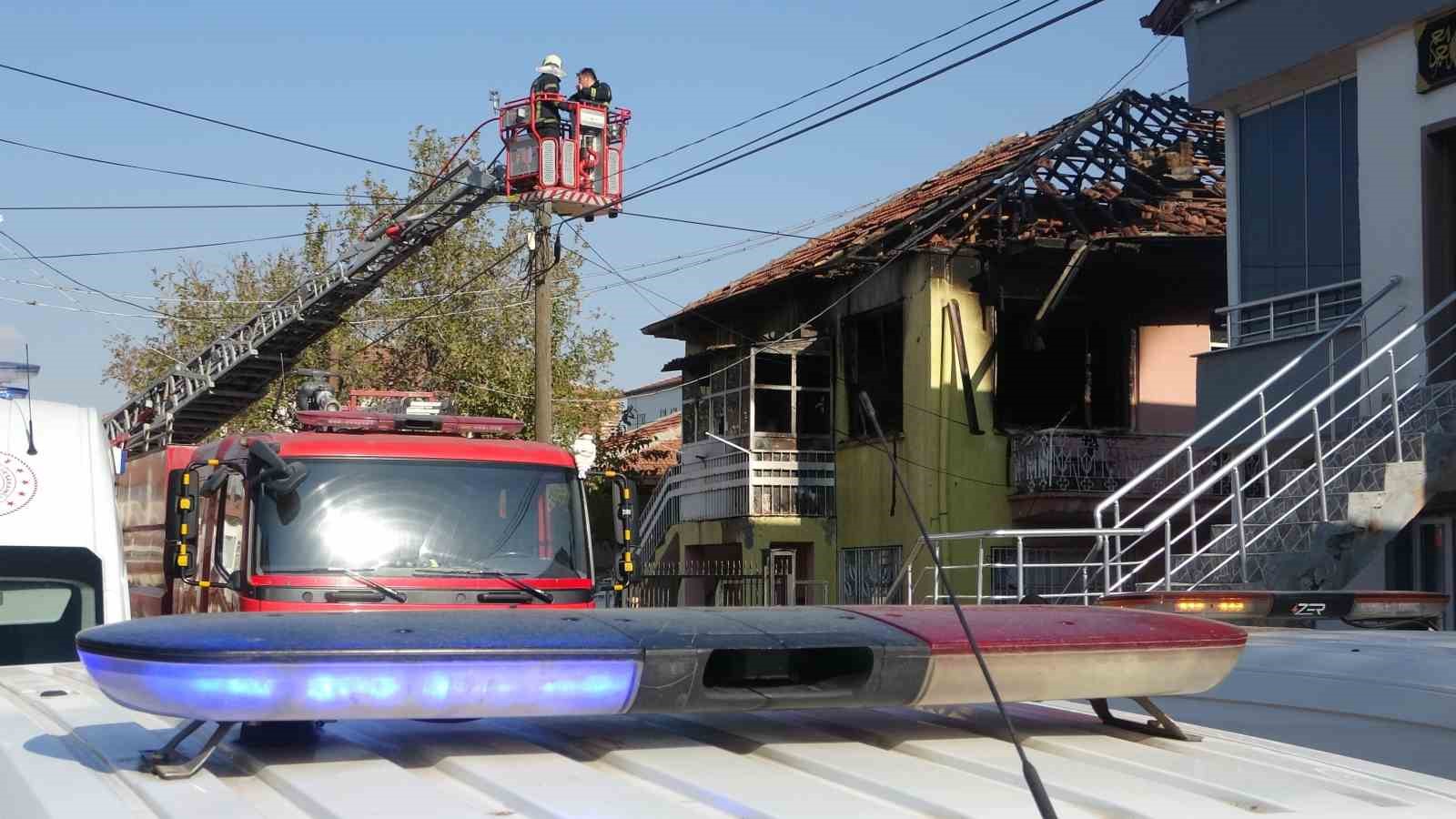 İki katlı müstakil evde yangın: 7’si çocuk 9 kişi dumandan etkilendi
