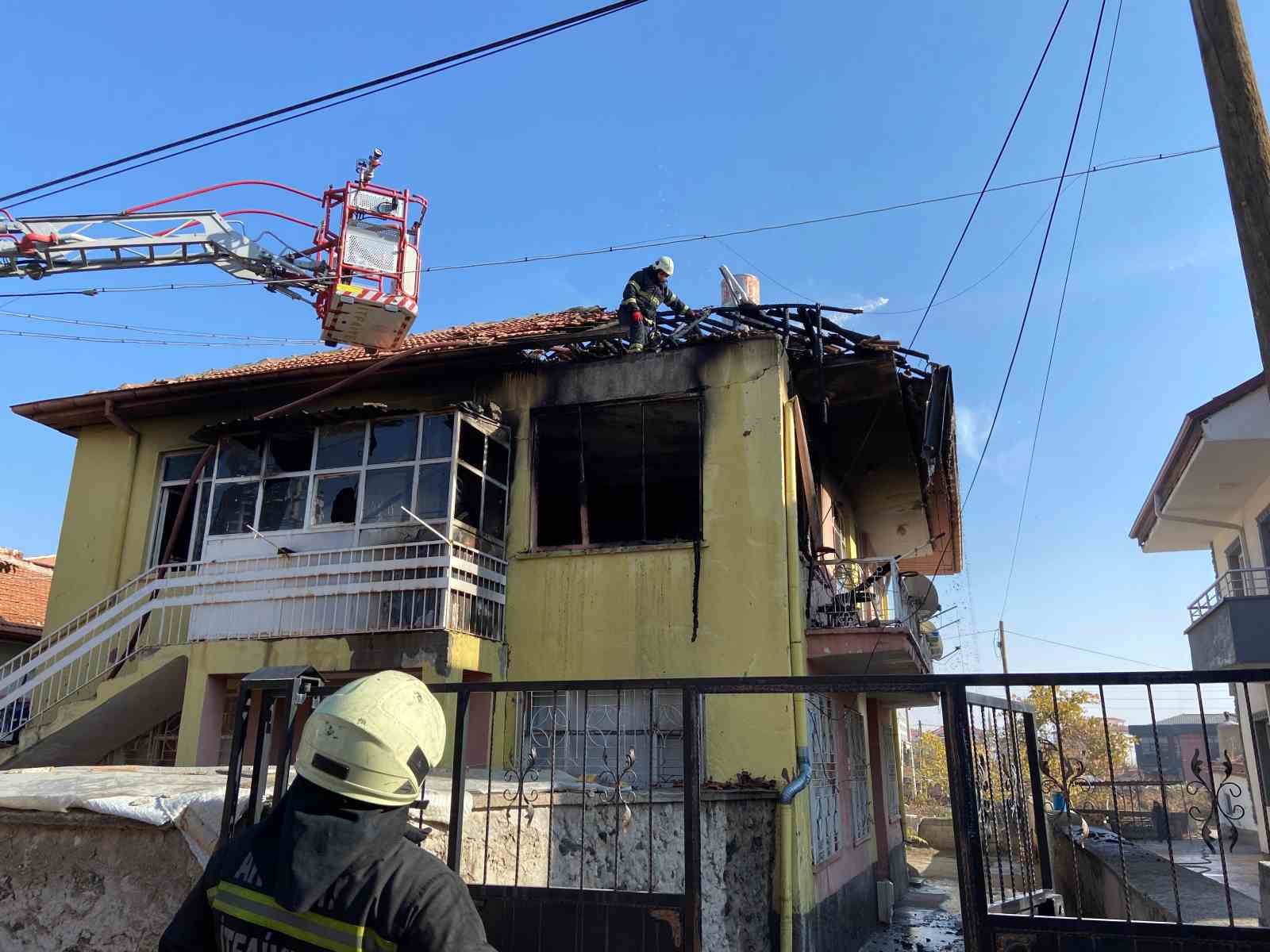 İki katlı müstakil evde yangın: 7’si çocuk 9 kişi dumandan etkilendi
