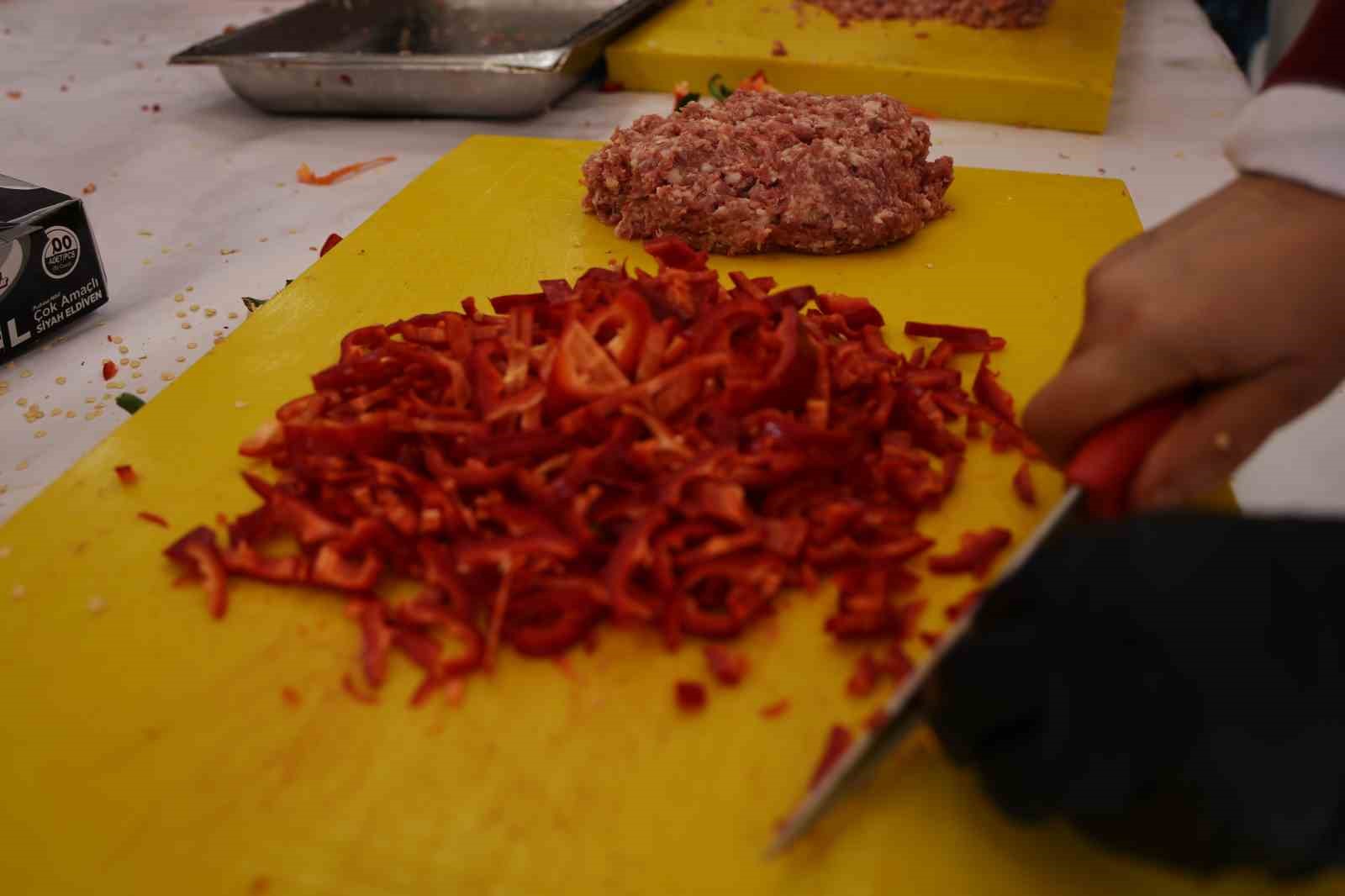 Ustalarından kebap yapımını öğrendiler
