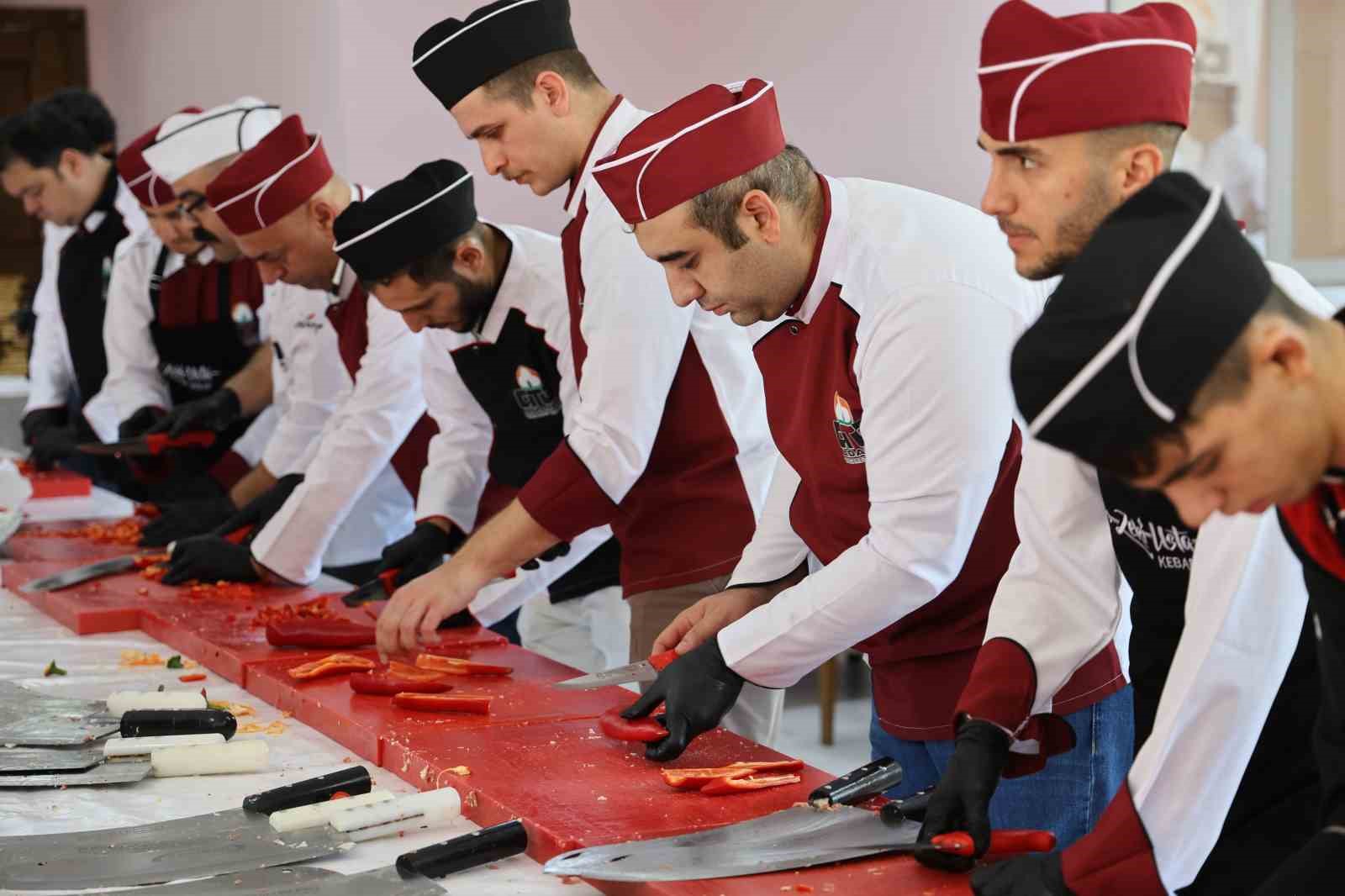 Ustalarından kebap yapımını öğrendiler
