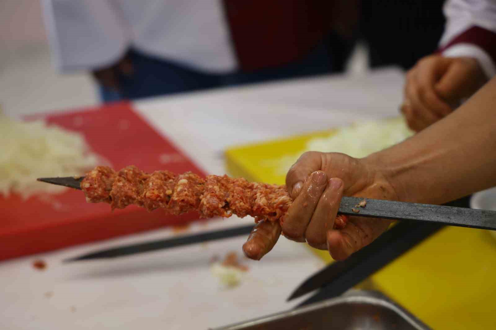 Ustalarından kebap yapımını öğrendiler
