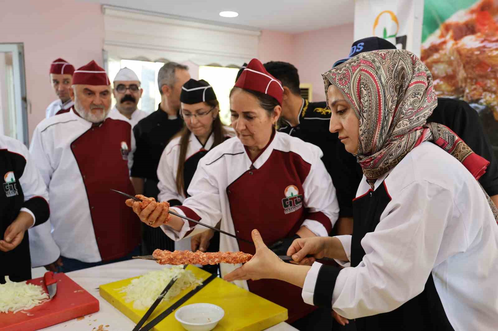 Ustalarından kebap yapımını öğrendiler
