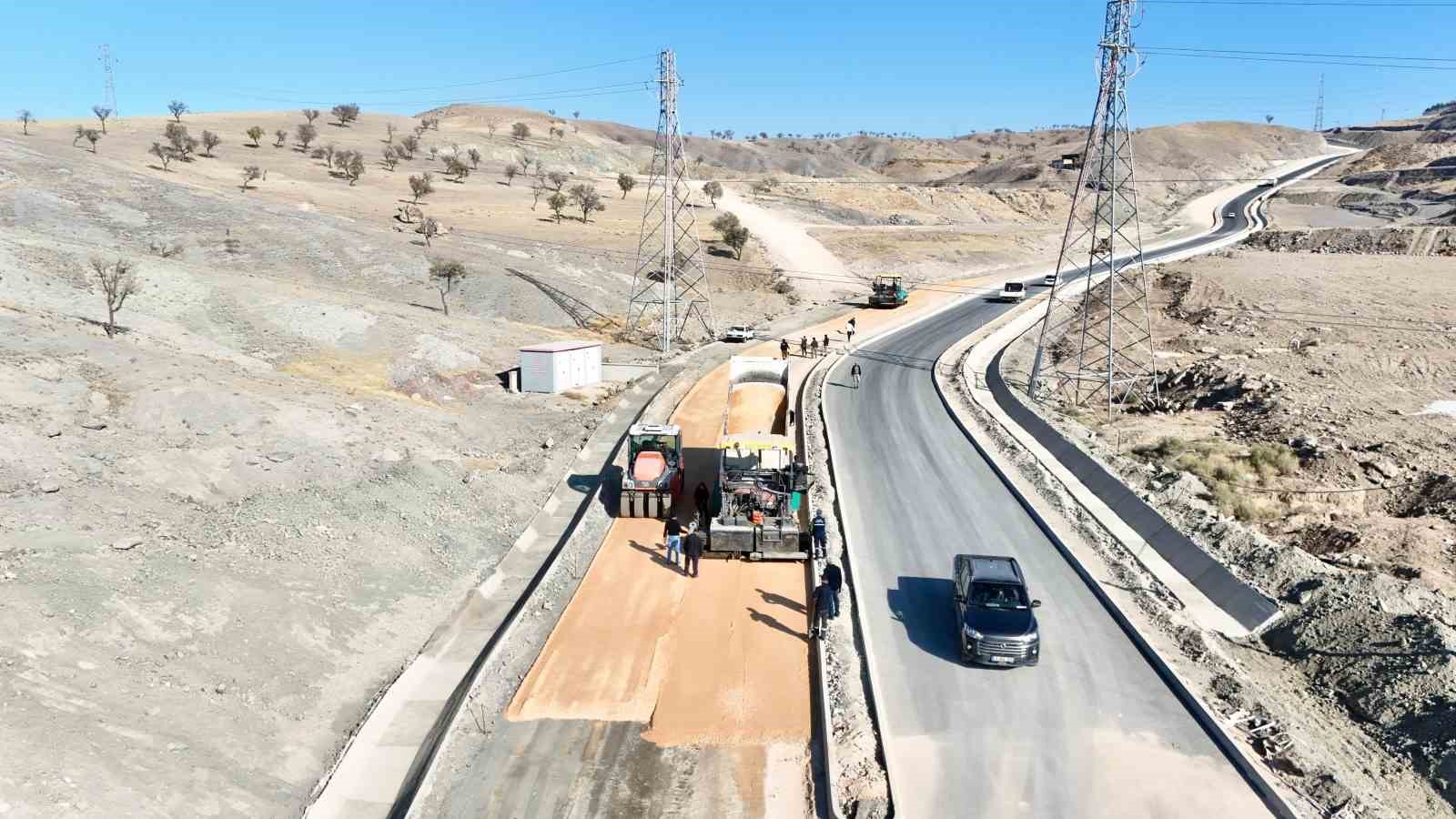 Elazığ Belediyesi, yol genişletme çalışmalarına devam ediyor
