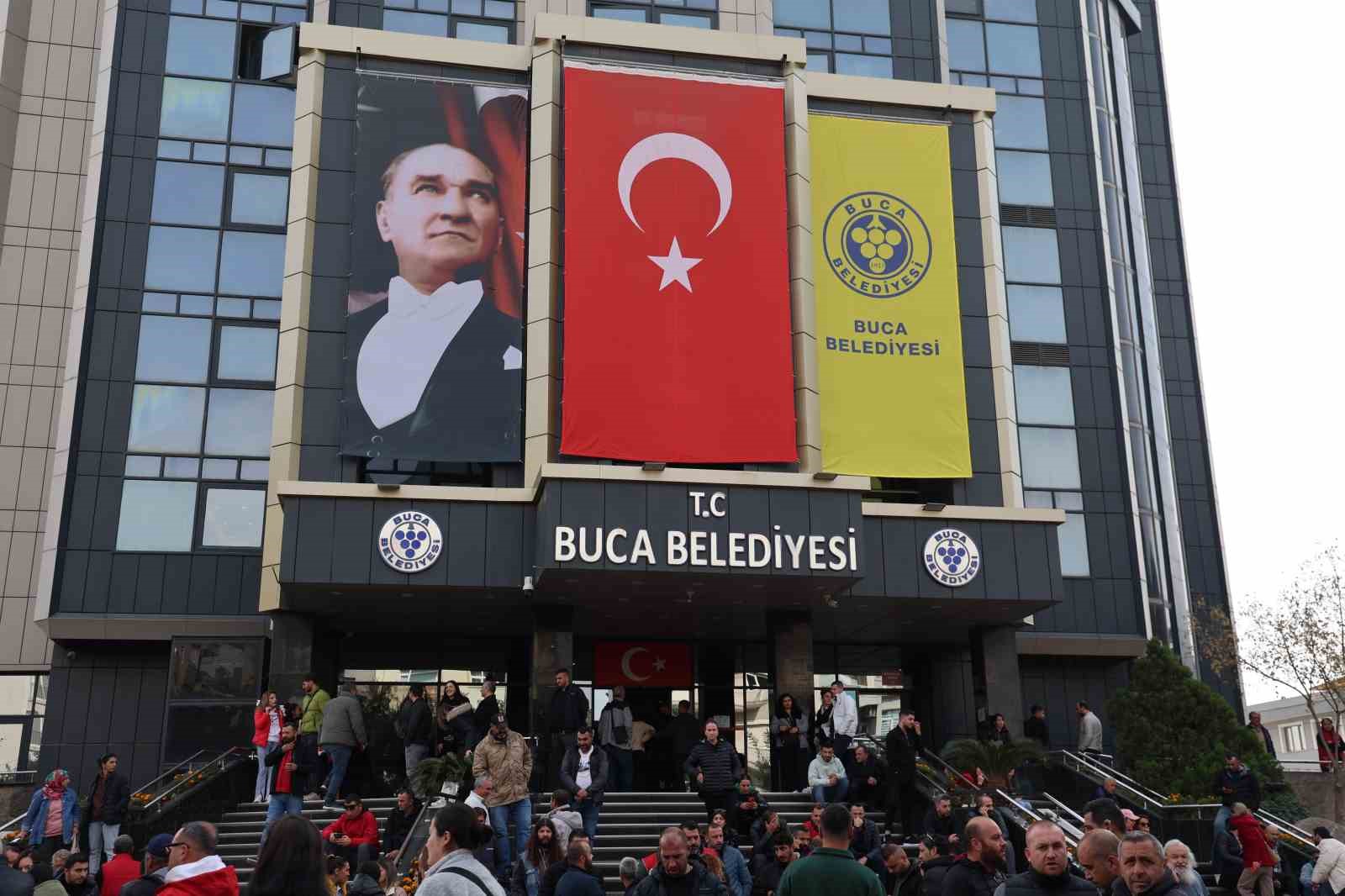 Buca Belediyesi çalışanları iş bıraktı
