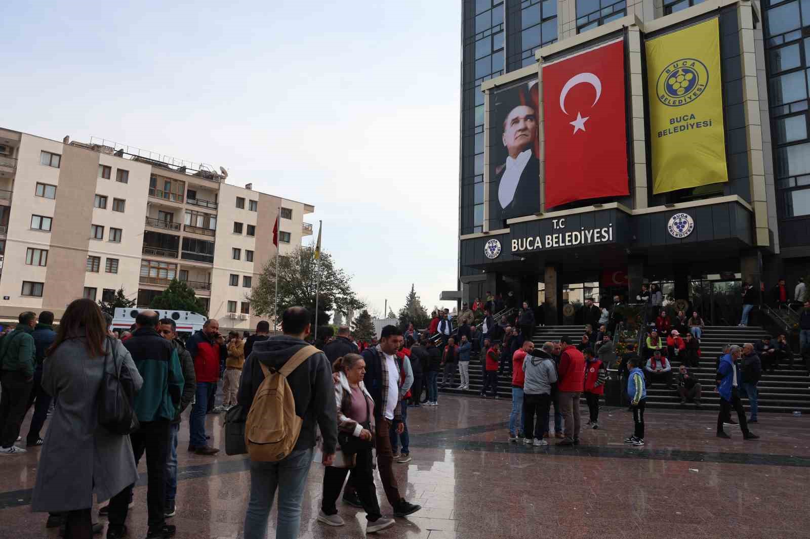 Buca Belediyesi çalışanları iş bıraktı
