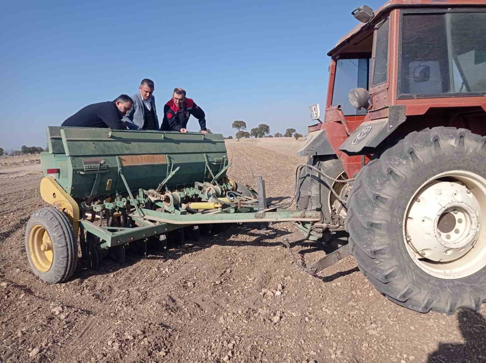 Uşak İl Tarım ve Orman Müdürü Serkan Bilir çiftçileri ziyaret etti
