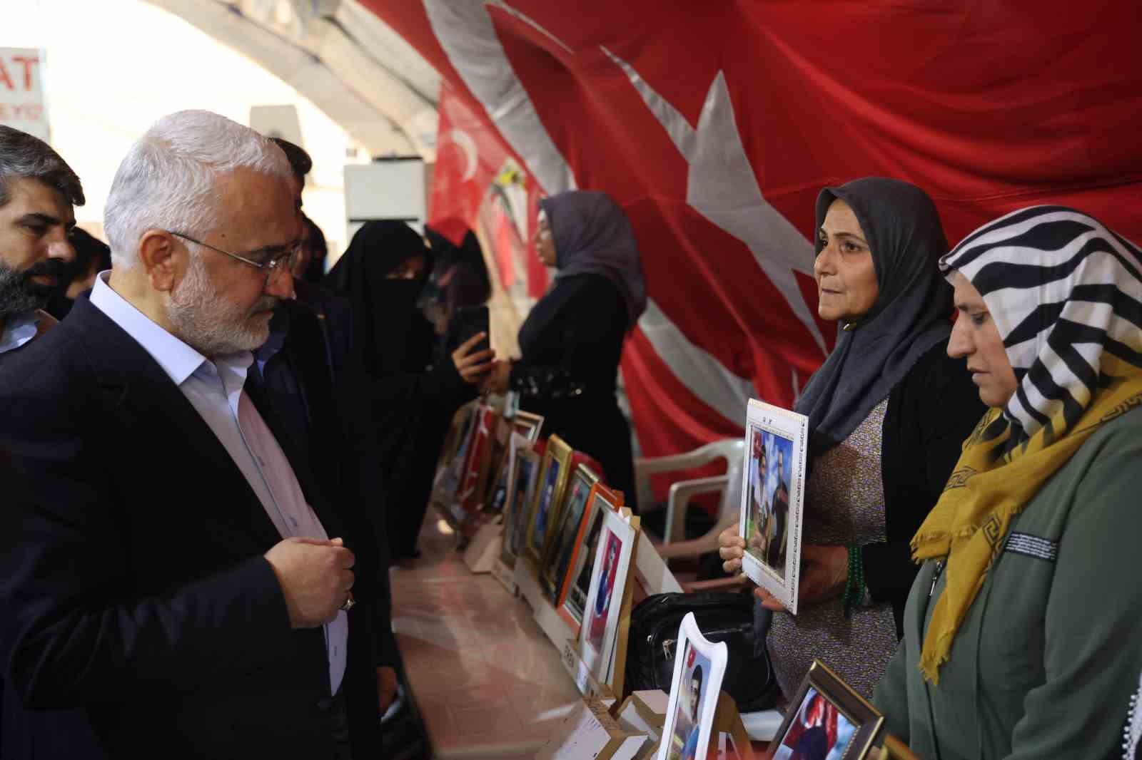 HÜDA PAR Genel Başkanı Yapıcıoğlu, evlat nöbetindeki ailelerle görüştü
