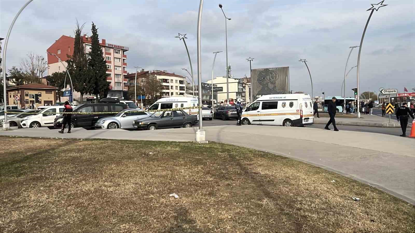 Park halindeki minibüste ölü bulundu
