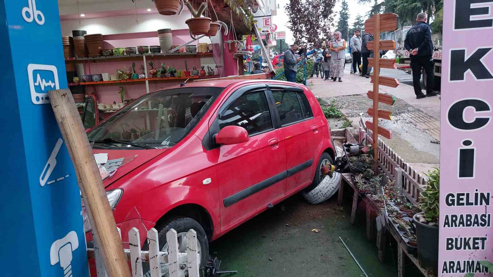 Yoldan çıkan otomobil çiçekçi dükkanına girdi
