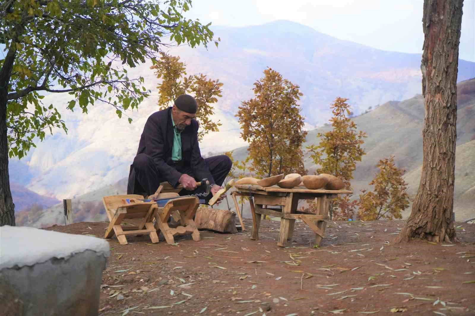 Ahşaba şekil veren usta, teknolojiye direniyor
