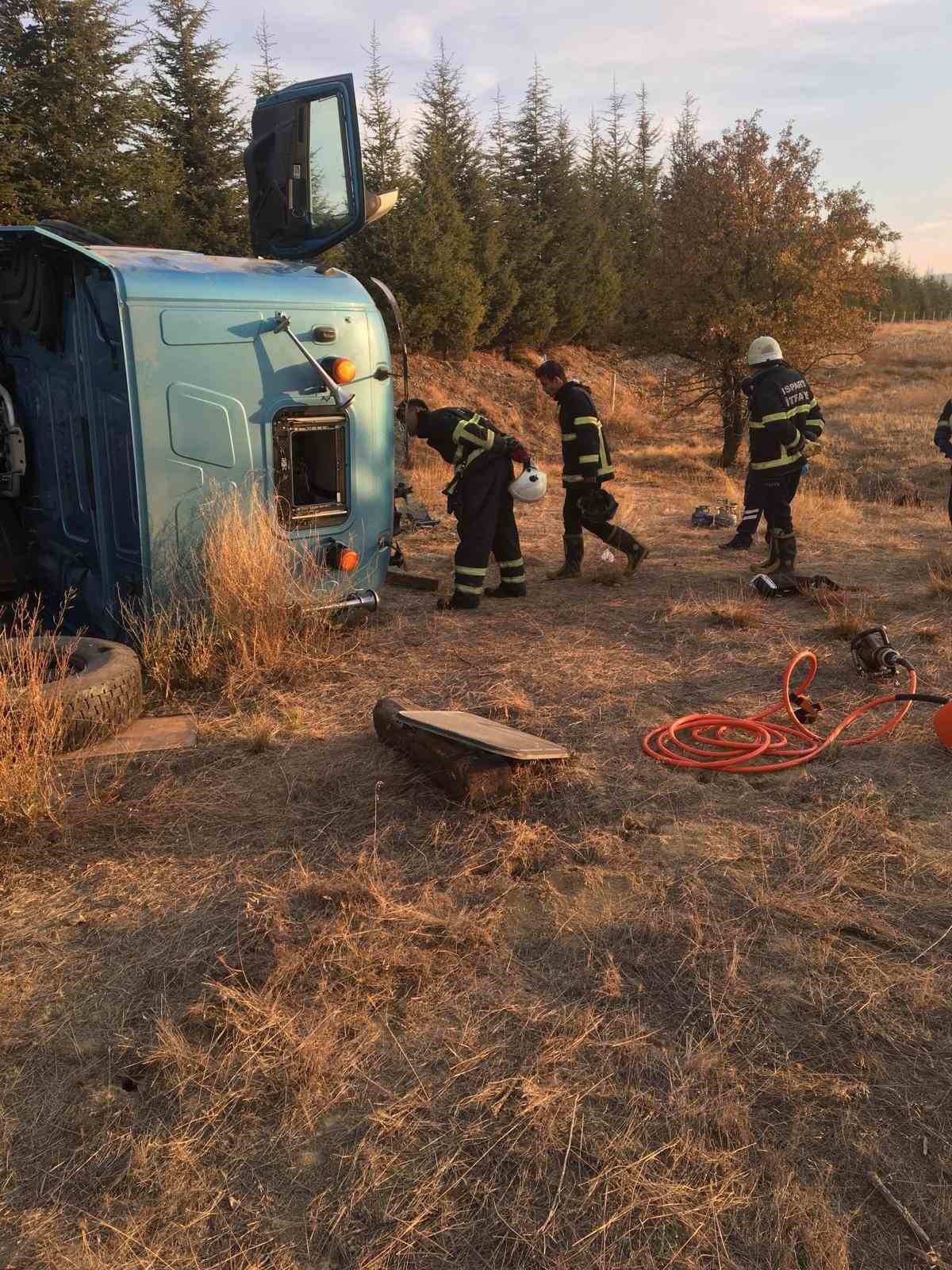 Isparta’da kontrolden çıkan tır devrildi, sürücü hayatını kaybetti
