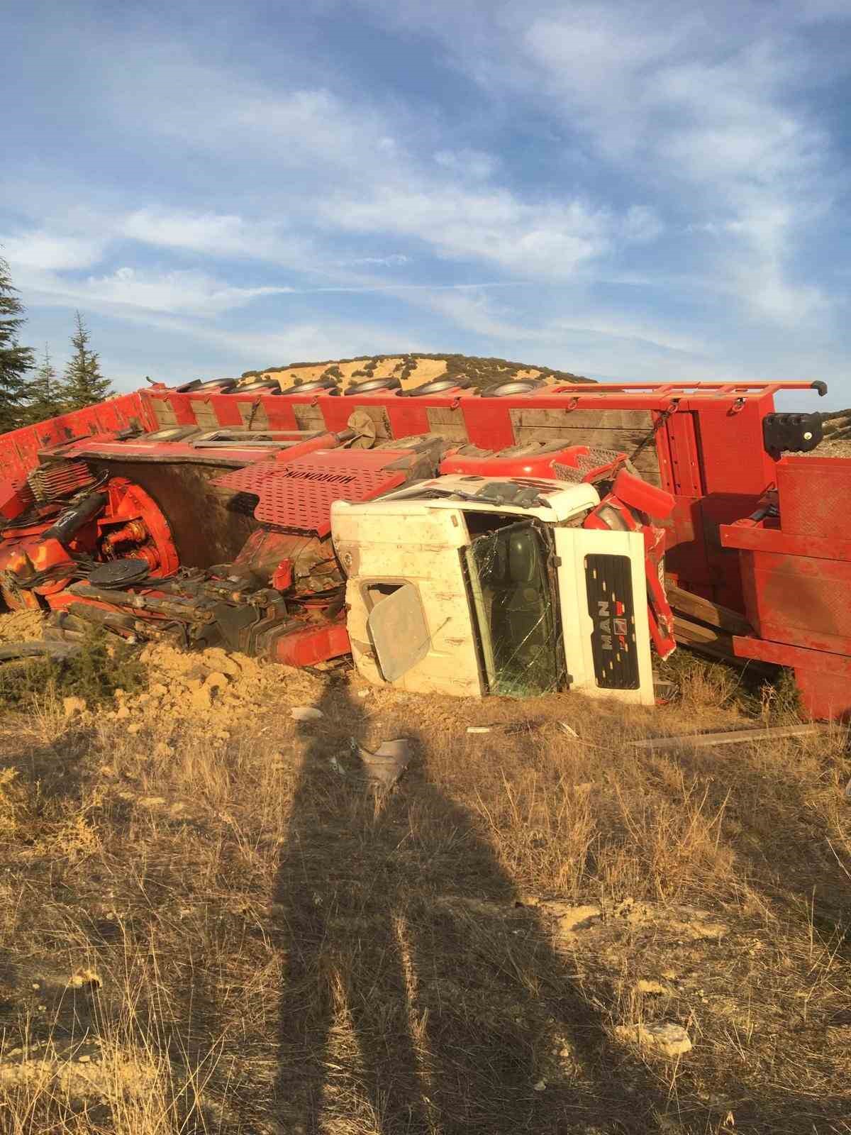 Isparta’da kontrolden çıkan tır devrildi, sürücü hayatını kaybetti
