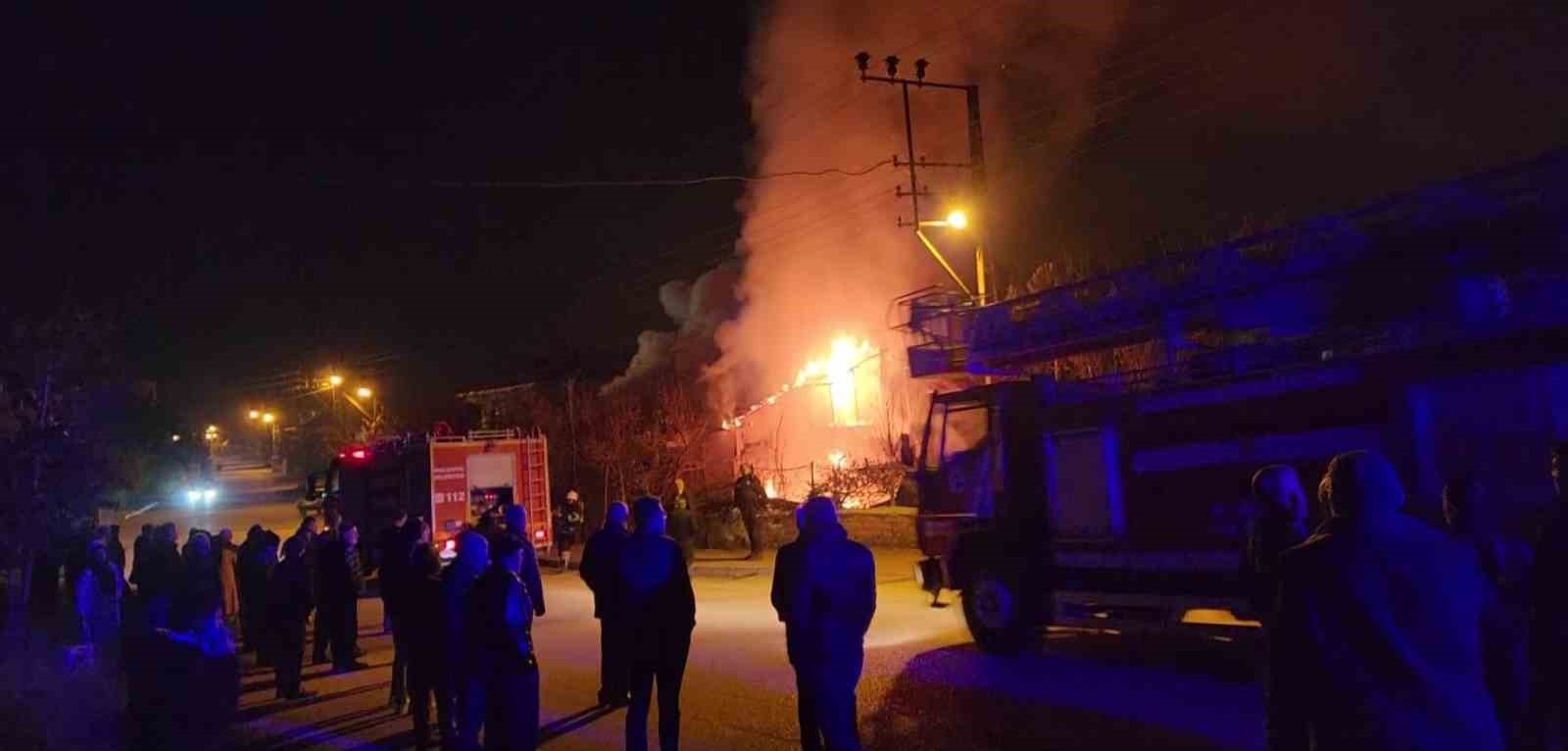 Amasya’da alevlere teslim olan ev kullanılamaz hale geldi
