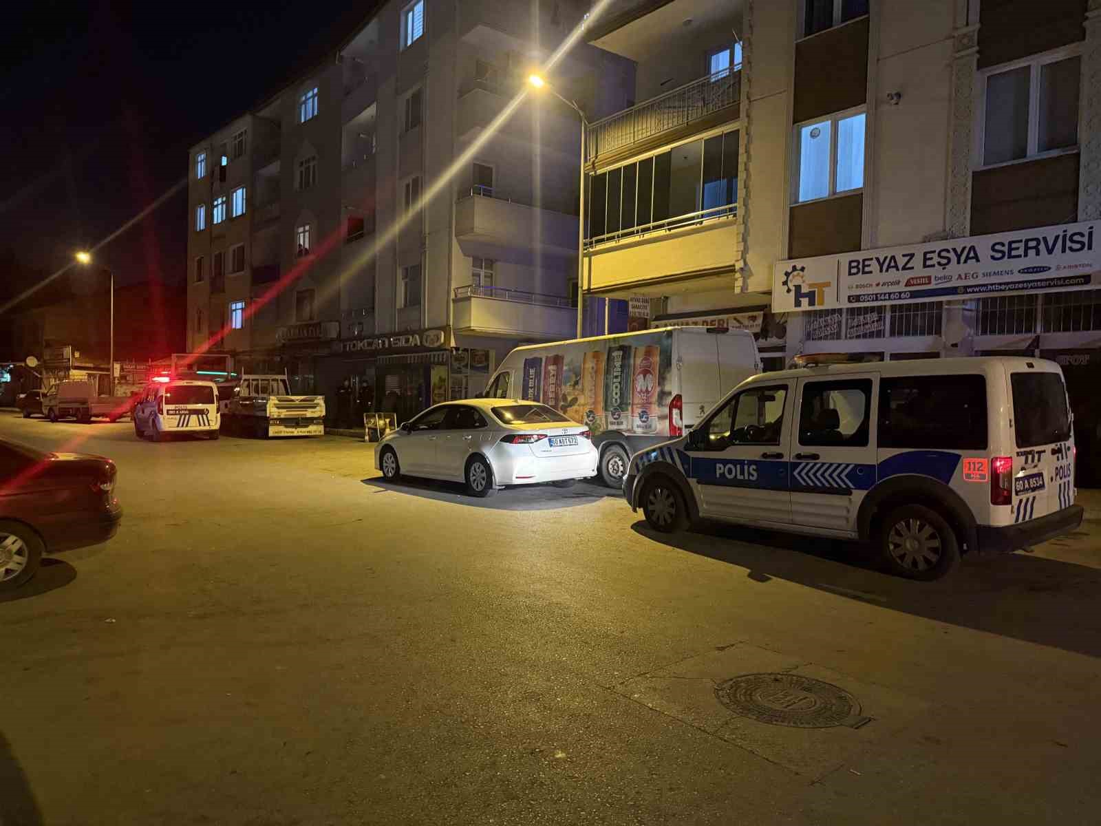 Tokat’ta alkollü genç, babasını tabanca ile yaraladı
