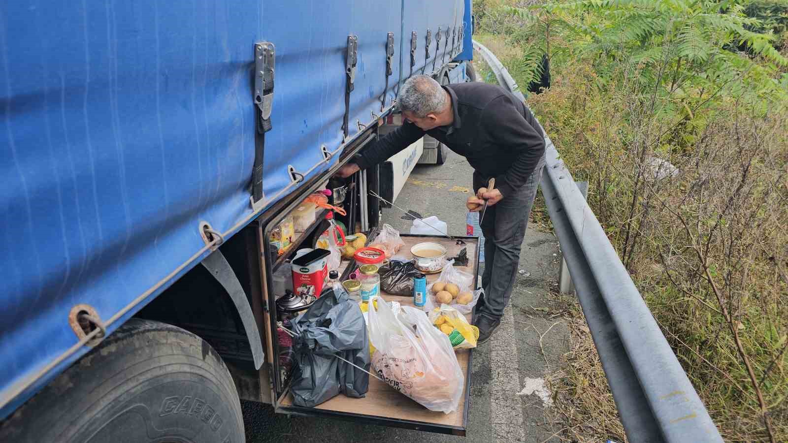 Sarp Sınır Kapısı’nda tırlar kilometrelerce kuyruk oluşturdu
