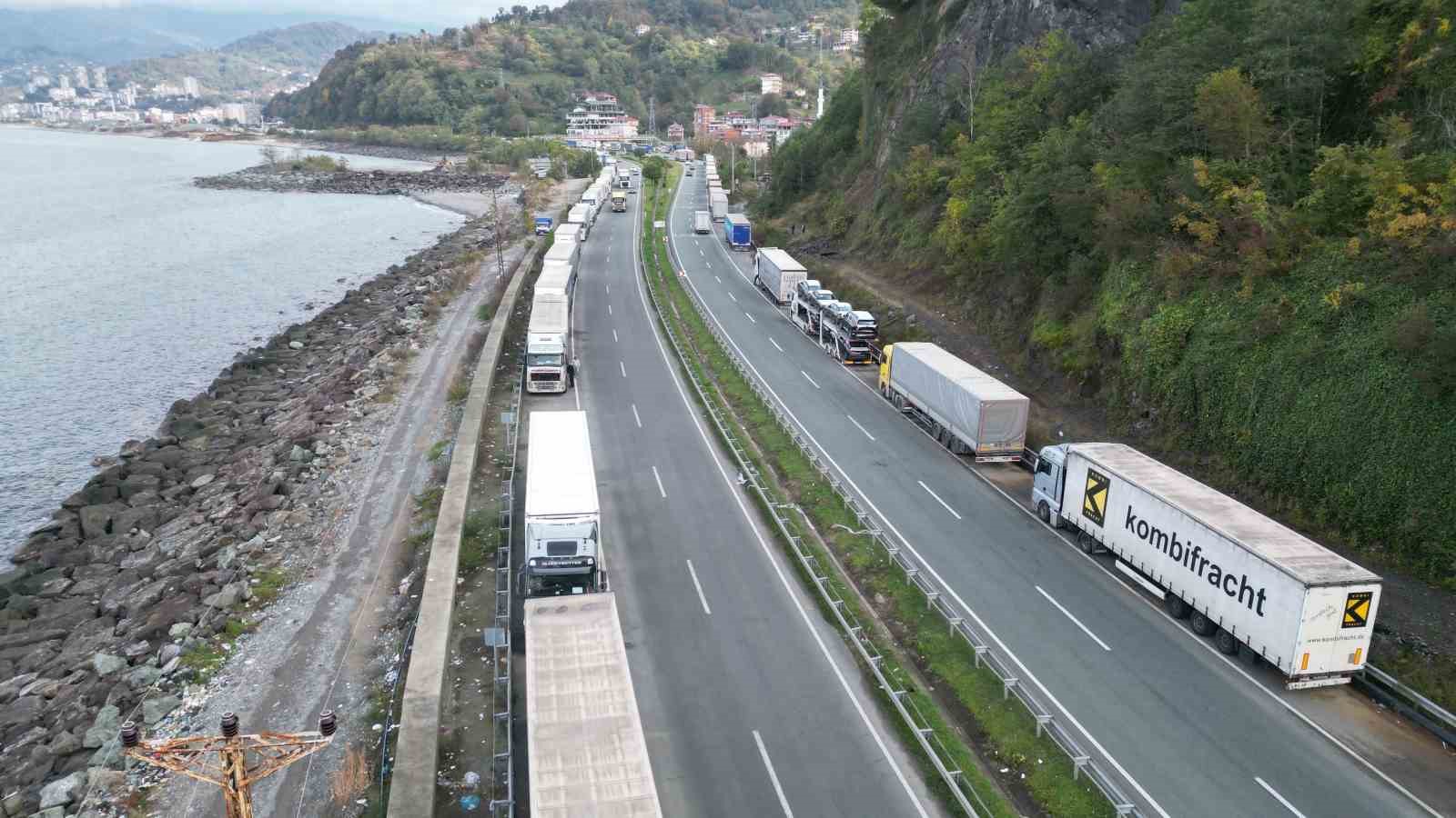 Sarp Sınır Kapısı’nda tırlar kilometrelerce kuyruk oluşturdu
